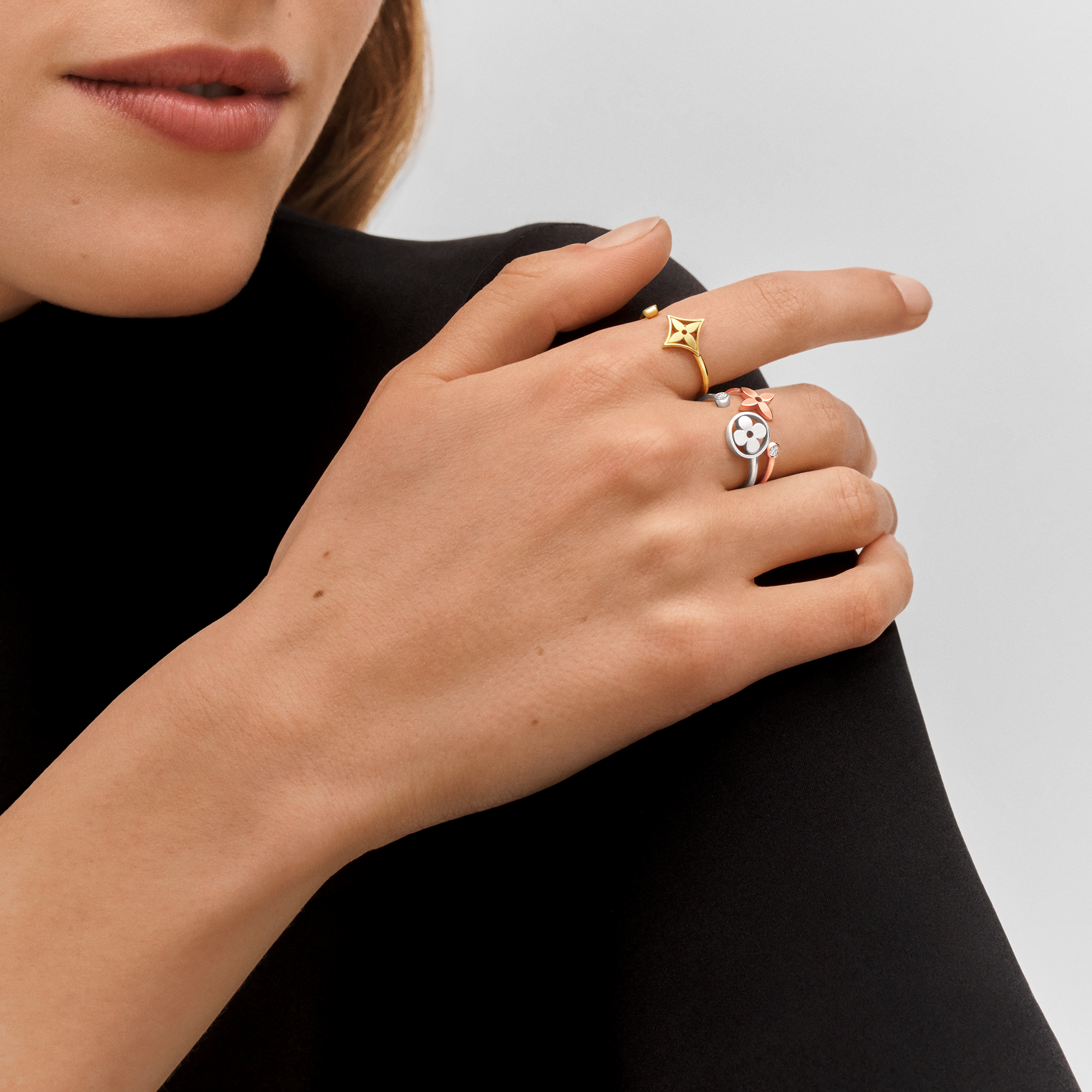 Categorías Toda la joyería fina Anillo Idylle Blossom de triple oro y diamantes | Louis Vuitton ® (Ampliar producto)